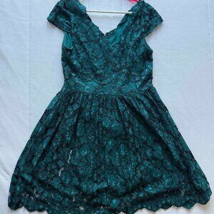 BETSEY JOHNSON green cap sleeve scalloped stretch lace mini dress SIZE 14